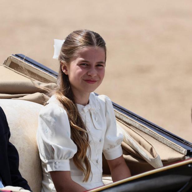 Prinzessin Charlotte sitzt in einer Kutsche mit ihren Brüdern George und Louis.